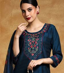 Women Floral Embroidered Regular Thread Work Kurta with Trousers & With Dupatta
