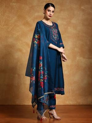 Women Floral Embroidered Regular Thread Work Kurta with Trousers & With Dupatta 4