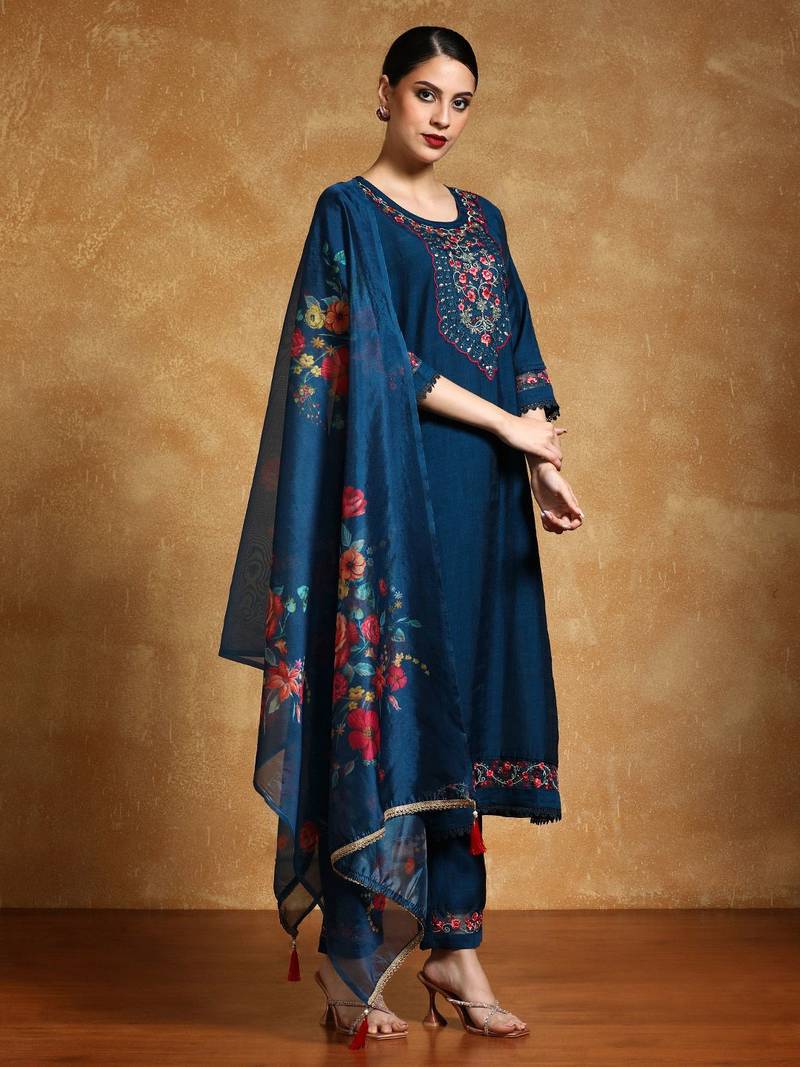 Women Floral Embroidered Regular Thread Work Kurta with Trousers & With Dupatta