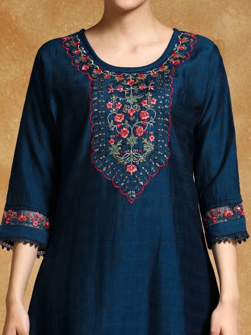 Women Floral Embroidered Regular Thread Work Kurta with Trousers & With Dupatta