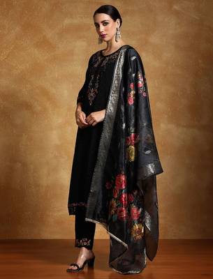 Women Floral Embroidered Regular Thread Work Kurta with Trousers & With Dupatta 1