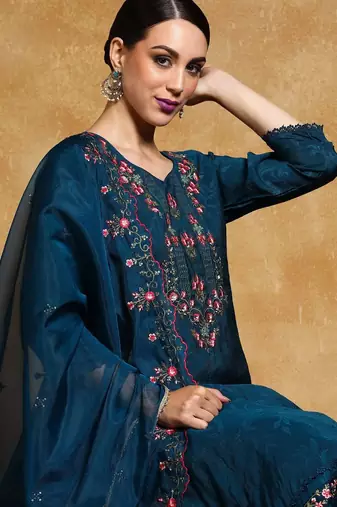 Women Floral Embroidered Regular Kurta with Trousers & With Dupatta