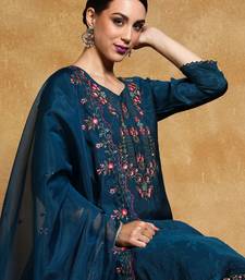 Women Floral Embroidered Regular Kurta with Trousers & With Dupatta