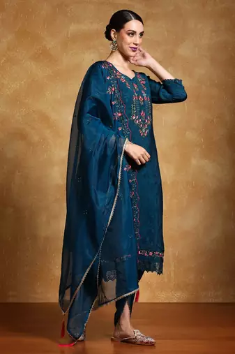Women Floral Embroidered Regular Kurta with Trousers & With Dupatta