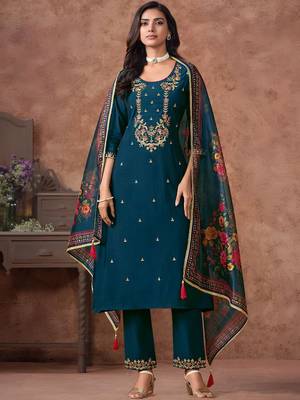 Women Floral Embroidered Regular Thread Work Kurta with Trousers & With Dupatta 1