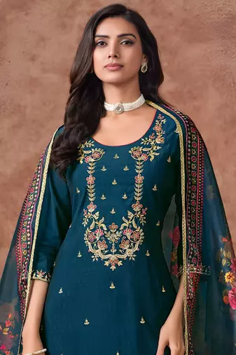 Women Floral Embroidered Regular Thread Work Kurta with Trousers & With Dupatta