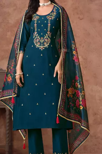 Women Floral Embroidered Regular Thread Work Kurta with Trousers & With Dupatta