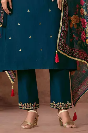 Women Floral Embroidered Regular Thread Work Kurta with Trousers & With Dupatta