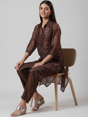 Women Floral Printed Regular Chanderi Silk Kurta with Trousers 2