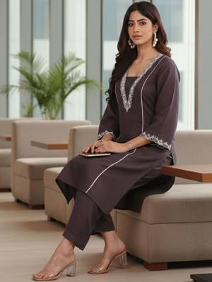 Women Embroidered Regular Thread Work Kurta with Trousers 3