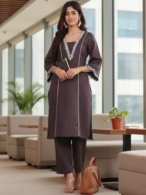Women Embroidered Regular Thread Work Kurta with Trousers 5