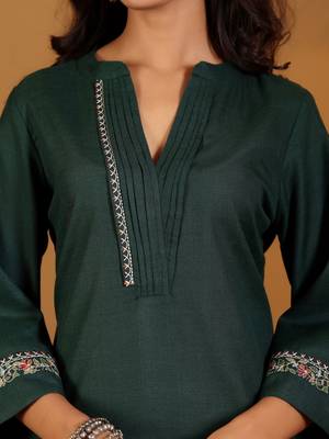 Floral Embroidered Thread Work Mandarin Collar Straight Kurta With Trousers 3