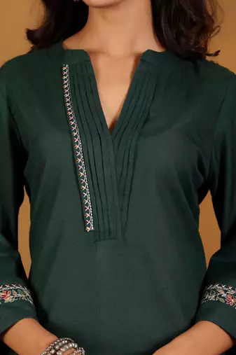 Floral Embroidered Thread Work Mandarin Collar Straight Kurta With Trousers