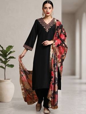 Women Floral Embroidered Regular Thread Work Kurta with Trousers & With Dupatta 1