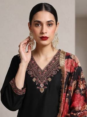 Women Floral Embroidered Regular Thread Work Kurta with Trousers & With Dupatta 6