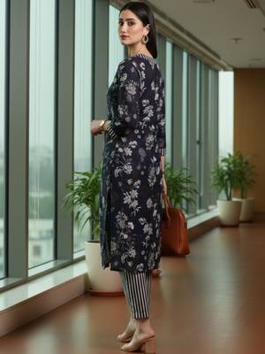 Women Floral Printed Regular Kurta with Trousers 4