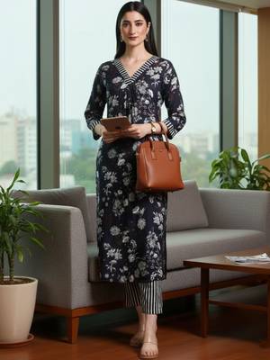 Women Floral Printed Regular Kurta with Trousers 5