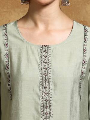 Floral Yoke Design Sequinned Straight Republic Day Kurta With Trousers And Dupatta 4