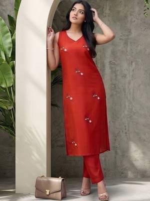 Women Ethnic Motifs Embroidered Regular Thread Work Kurta with Trousers 1