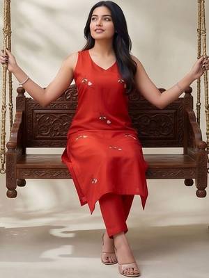 Women Ethnic Motifs Embroidered Regular Thread Work Kurta with Trousers 4