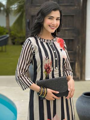 Women Printed Regular Kurta with Trousers 4