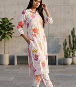 Women Floral Printed Regular Chanderi Silk Kurta with Trousers