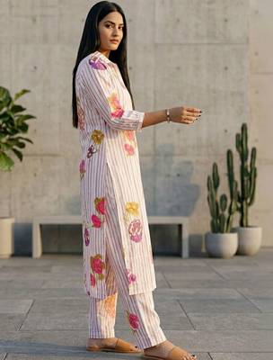 Women Floral Printed Regular Chanderi Silk Kurta with Trousers 2