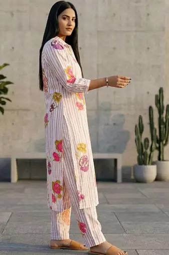 Women Floral Printed Regular Chanderi Silk Kurta with Trousers