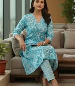 Women Ethnic Motifs Printed Regular Kurta with Trousers & With Dupatta