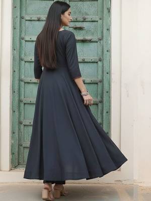 Women Regular Kurta with Trousers & With Dupatta 4