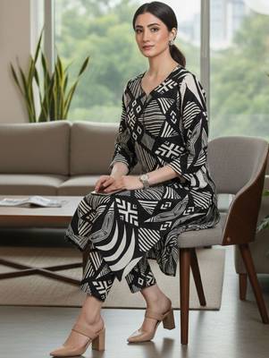 Women Printed Regular Kurta with Trousers 1
