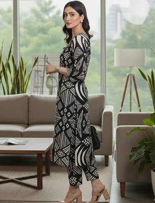 Women Printed Regular Kurta with Trousers 2