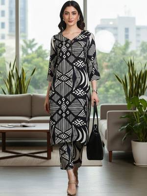 Women Printed Regular Kurta with Trousers 3