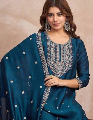 Women Ethnic Motifs Embroidered Kurta with Trousers & Dupatta 2
