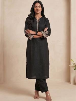 Women Ethnic Motifs Embroidered Regular Thread Work Kurta with Trousers 4