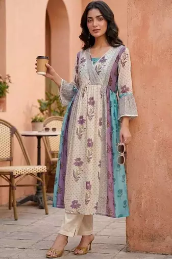 Women Floral Printed Empire Kurta with Trousers