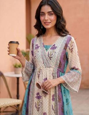 Women Floral Printed Empire Kurta with Trousers 2