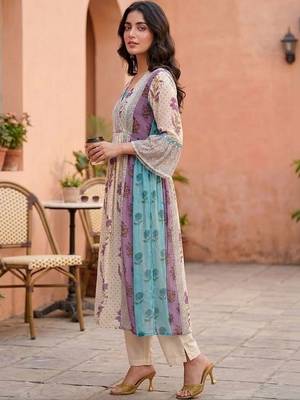 Women Floral Printed Empire Kurta with Trousers 3