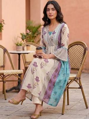 Women Floral Printed Empire Kurta with Trousers 5