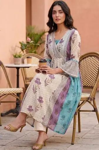 Women Floral Printed Empire Kurta with Trousers
