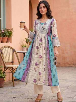 Women Floral Printed Empire Kurta with Trousers 6