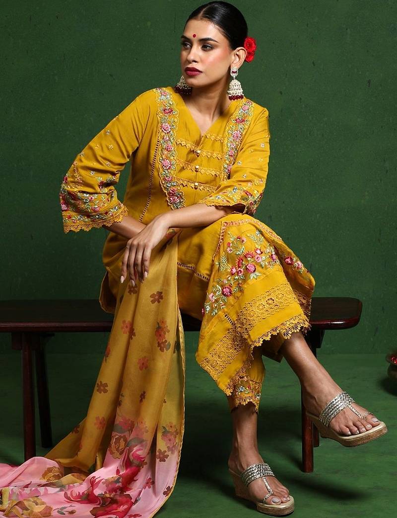 Women Floral Embroidered Regular Thread Work Pure Cotton Kurta with Trousers & With Dupatta