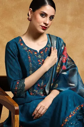 Women Floral Yoke Design Regular Thread Work Kurta with Trousers & With Dupatta