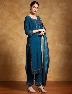 Women Floral Yoke Design Regular Thread Work Kurta with Trousers & With Dupatta 4