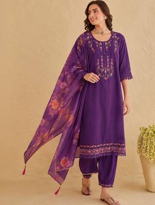 Floral Embroidered Thread Work Straight Kurta With Trousers And Dupatta 1