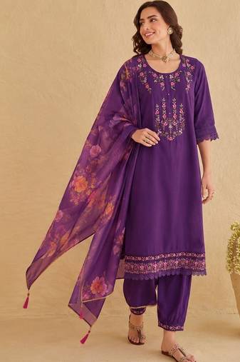 Floral Embroidered Thread Work Straight Kurta With Trousers And Dupatta