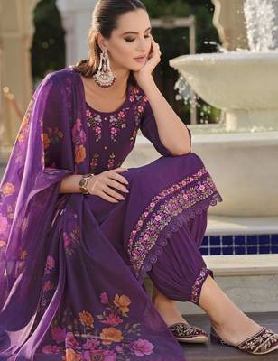 Floral Embroidered Thread Work Straight Kurta With Trousers And Dupatta 5