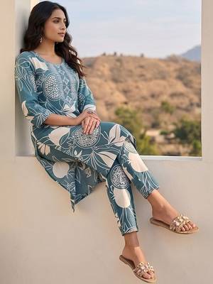 Women Floral Printed Regular Kurta with Trousers 1