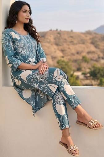 Women Floral Printed Regular Kurta with Trousers