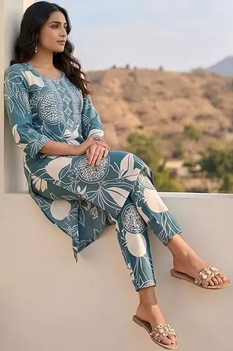 Women Floral Printed Regular Kurta with Trousers